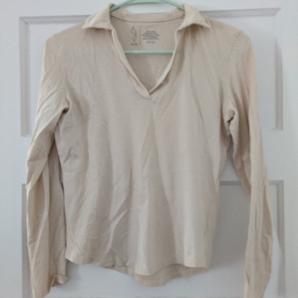 Collared off-white 3/4 length sleeve top